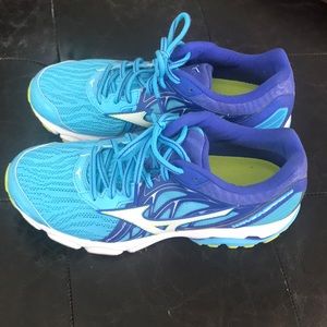 Mizuno wave sz 8.5 only worn a couple of times